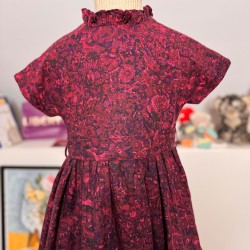 robe fillette en Liberty qualité lantana fuchsia motif art déco laine et coton pour occasion, noël, cérémonie