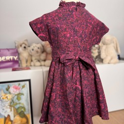 robe fillette en Liberty qualité lantana fuchsia motif art déco laine et coton pour occasion, noël, cérémonie