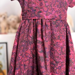 robe fillette en Liberty qualité lantana fuchsia motif art déco laine et coton pour occasion, noël, cérémonie